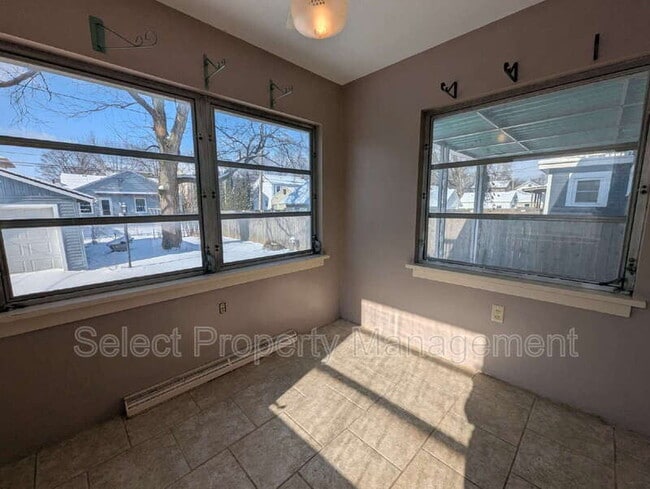 Building Photo - 1131 Pemberton Dr