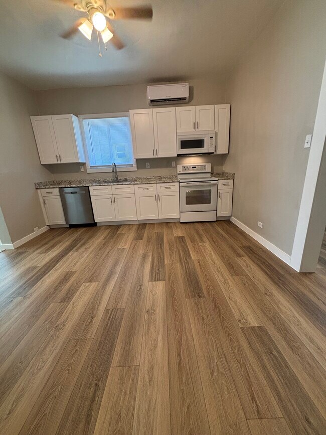 Building Photo - 143 E Baylor St