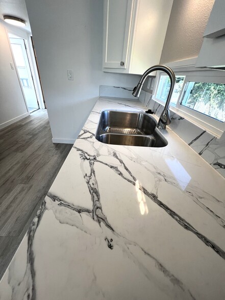 Quartz Countertop - Ponderosa Mobile Estates