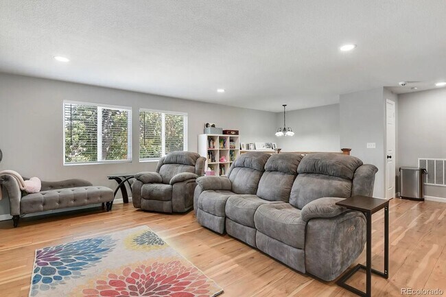 Building Photo - 4 Bedroom Single Family Home in Denver