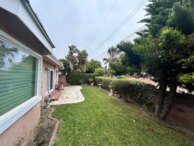 Building Photo - Charming 3 bedroom/ 2 bath single-family home