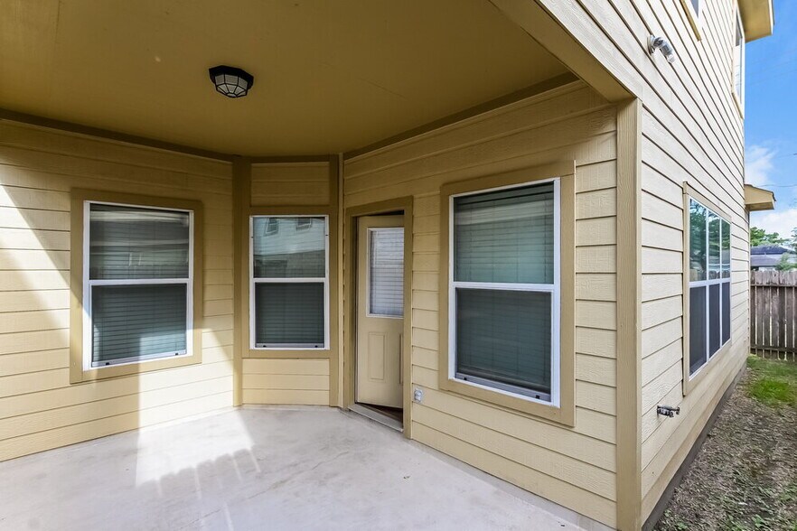 Building Photo - 2403 Lacyberry St