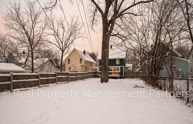 Building Photo - 3 Bedroom 1 Bath Home in Midtown GR – Fully Fenced Yard