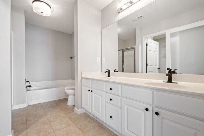 Building Photo - **Applications Pending** Ground-Level 2BR Condo with Community Pool!