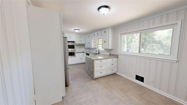 Building Photo - 8 Larose Dr SW