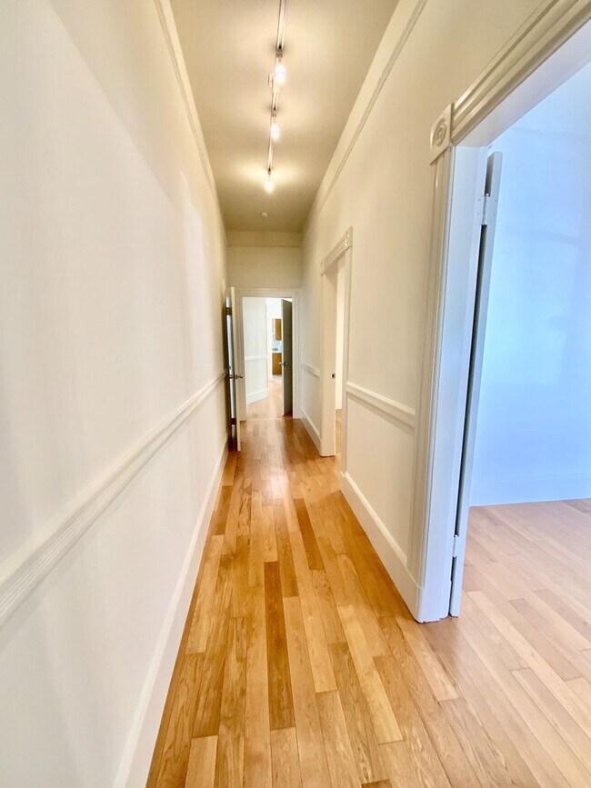 Building Photo - Full Floor Flat. PARKING! IN-UNIT LAUNDRY!...