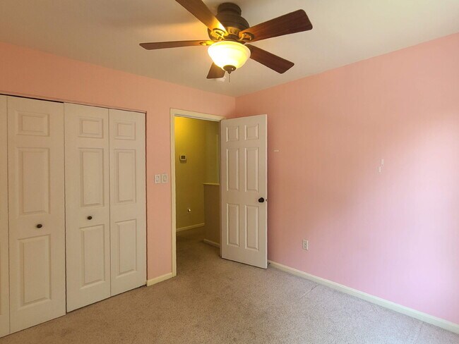 Building Photo - 4 BR, 2.5 BA Colonial with Attached Garage