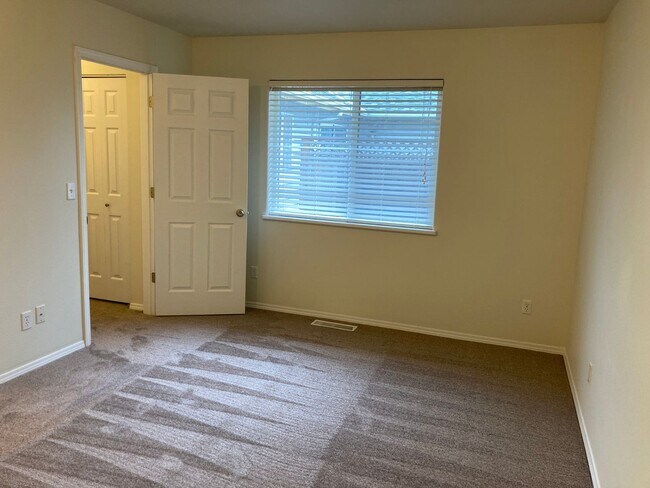 Building Photo - Two Bedroom Duplex in South Salem, Landscaping Included!