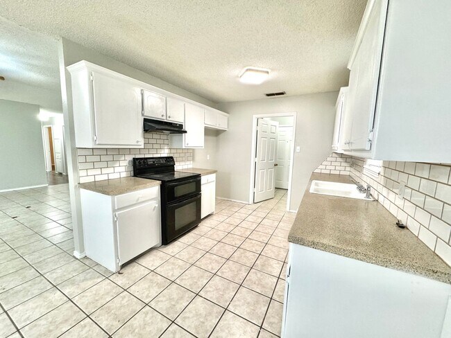 Building Photo - 3 bed 2 bath Large Storage Shed