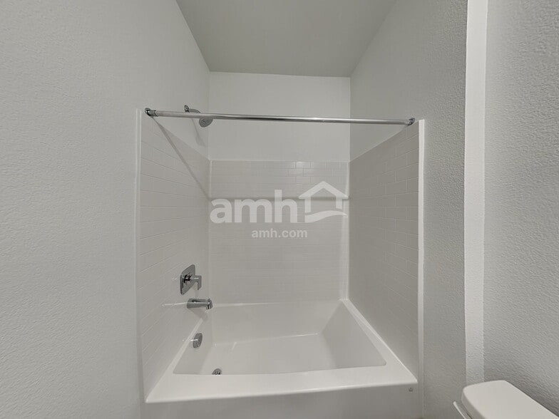 Building Photo - 855 Longwood Gdns St