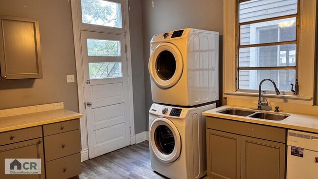 Building Photo - SPACIOUS 5Bed/3Bath just around the corner from Maple Street action! Text (727) 459-4141!