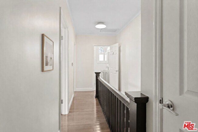 Building Photo - 5245 S San Vicente Blvd
