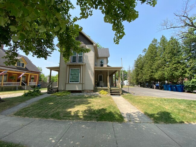 Front of the house and parking area - 309 N Davison St