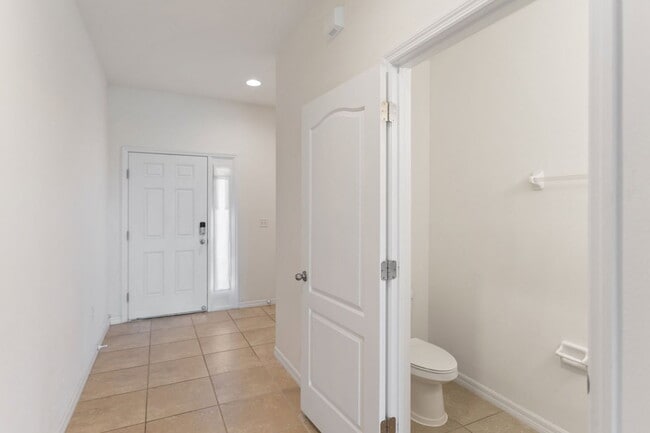 Building Photo - 3840 Silverlake Way