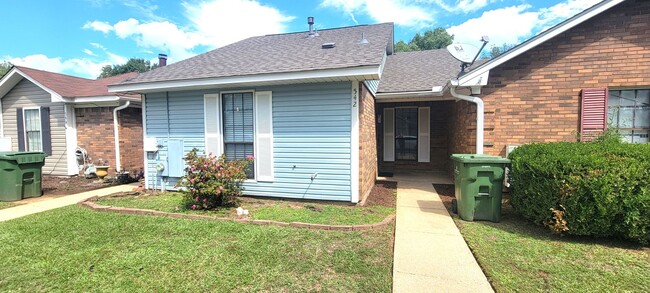 Building Photo - Adorable 2-bedroom, 2-bathroom Townhome wi...