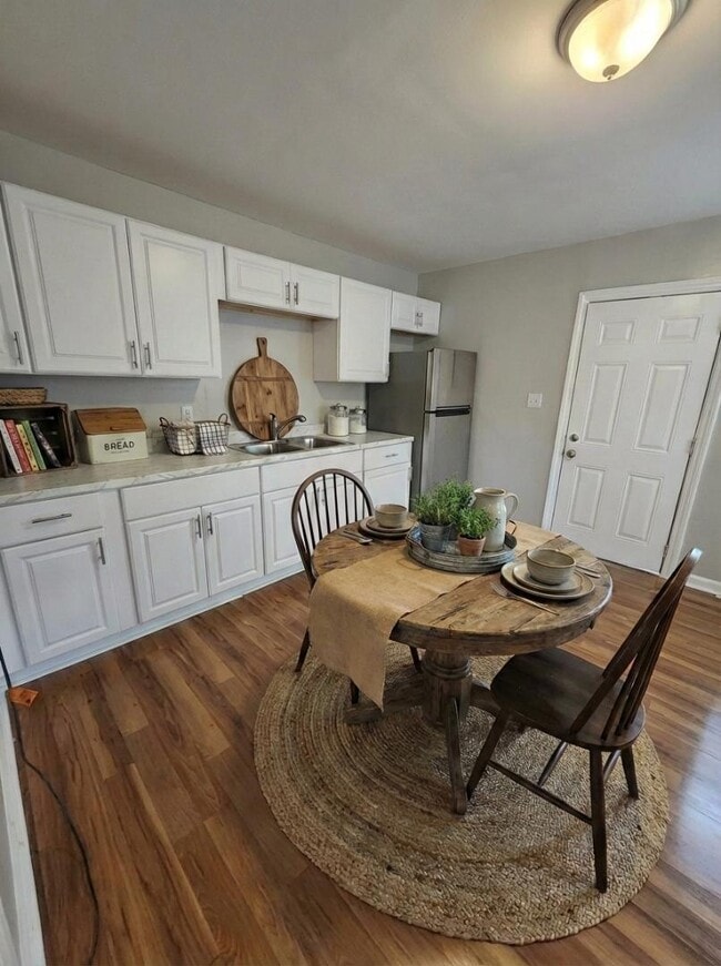 Building Photo - 202 Charles Ave