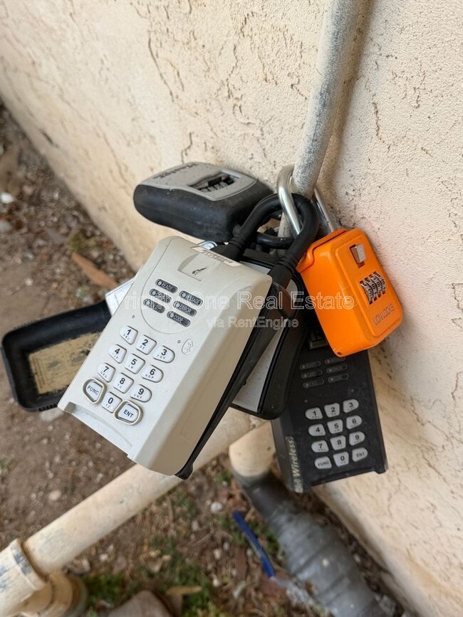 Building Photo - 4041 Oakcrest Dr