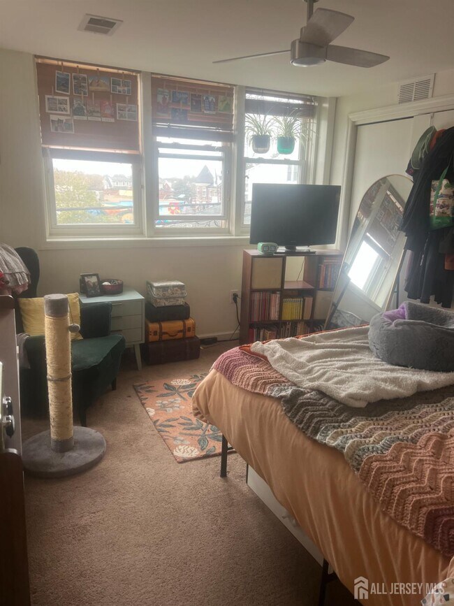 Building Photo - 463 Main St