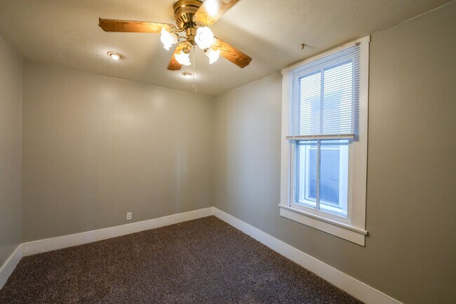 Building Photo - 2 bedroom 1 bath house with a garage in downtown New Albany