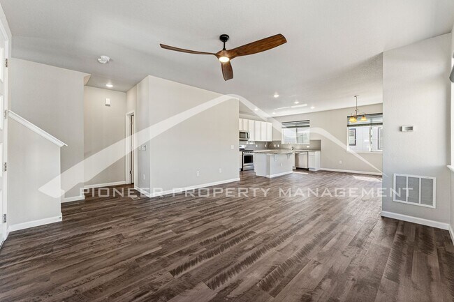 Building Photo - Gorgeous Townhouse with Washer/Dryer and C...