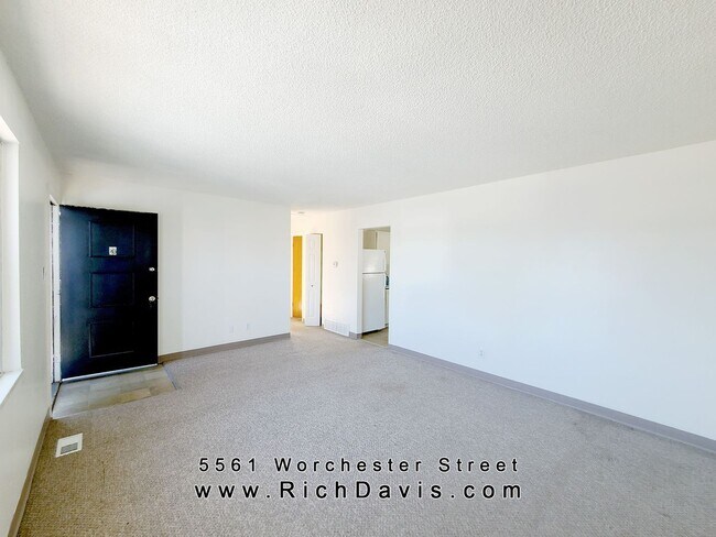 Building Photo - 4 bed, 2 bath house with washer/dryer hook...