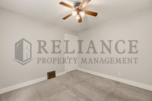 Building Photo - 703 S Grove Dr