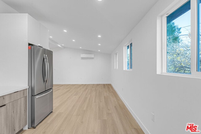 Building Photo - 5413 1/2 Troost Ave