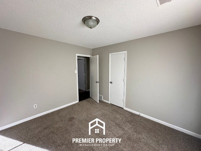 Building Photo - Charming 3 Bedroom Home for Rent in Memphis | High Ceilings, Fireplace & Fenced Yard