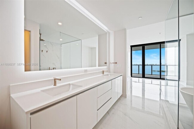 Building Photo - 700 NE 24th St