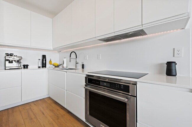 Building Photo - 350 N Main St