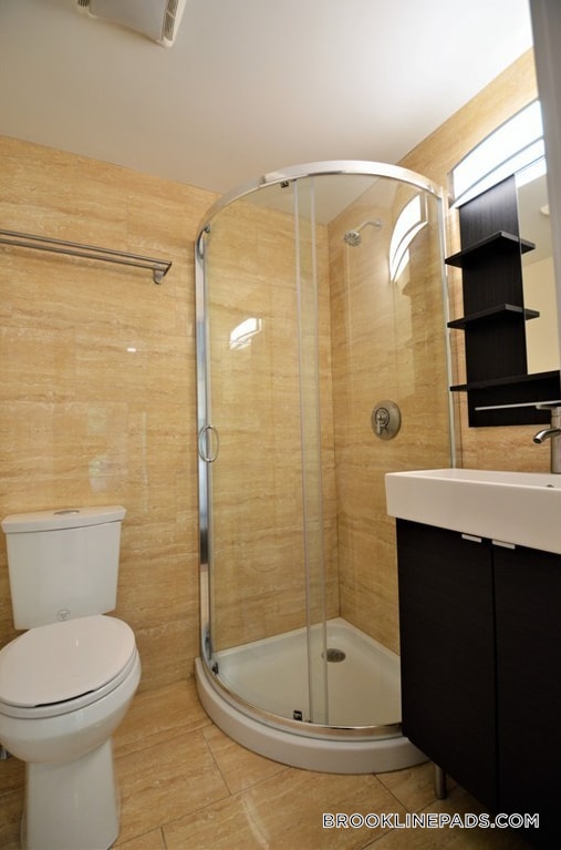 Building Photo - 1689 Beacon St