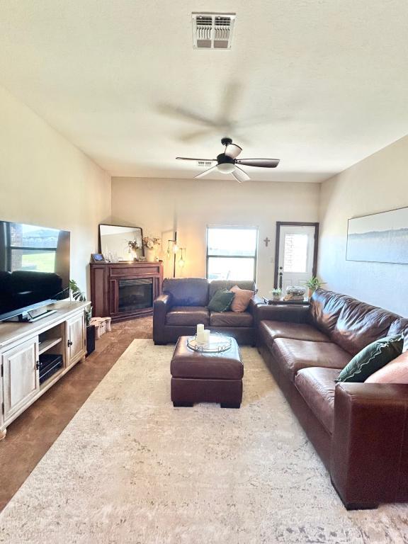Building Photo - 8470 SW Sun Valley Dr