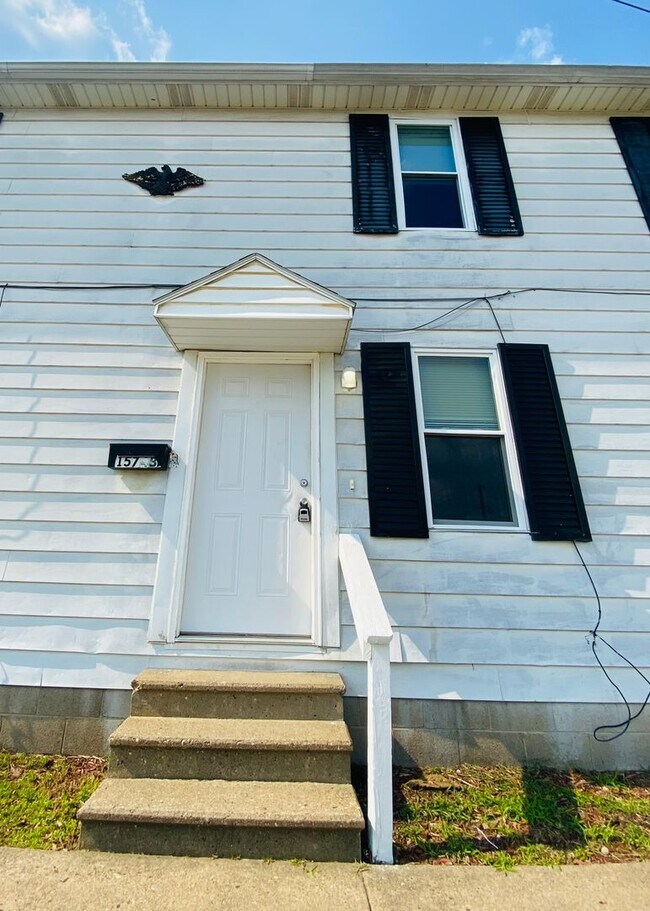 Primary Photo - 1574 Elizabeth St