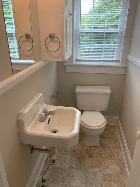 Building Photo - 301 S Oak St