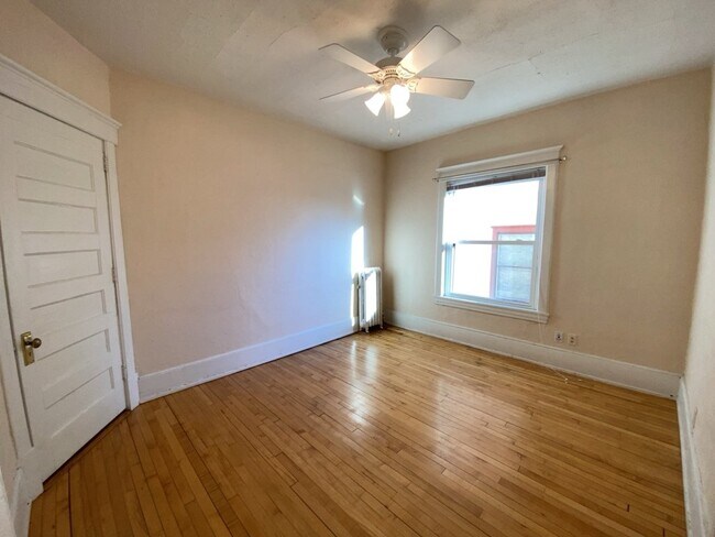 Building Photo - 1 Bed 1 Bath Historic Preserved Douglas Ap...