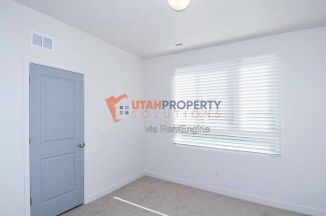 Building Photo - 1043 W 400 S