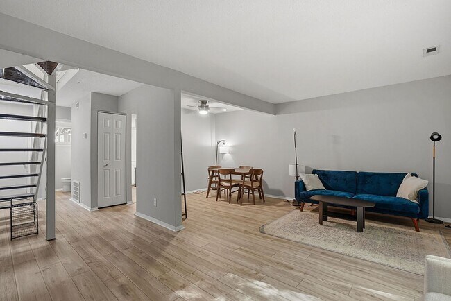 Building Photo - MINUTES to UNC!! 2 Bed 2.5 Bath Townhome - FURNISHED!  $500 Move in Incentive!