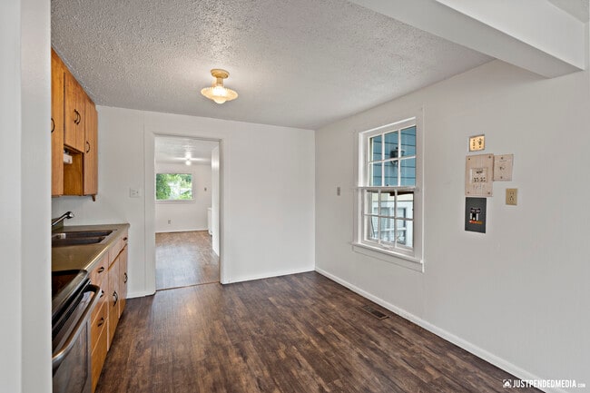 Building Photo - 1417 Karluk St