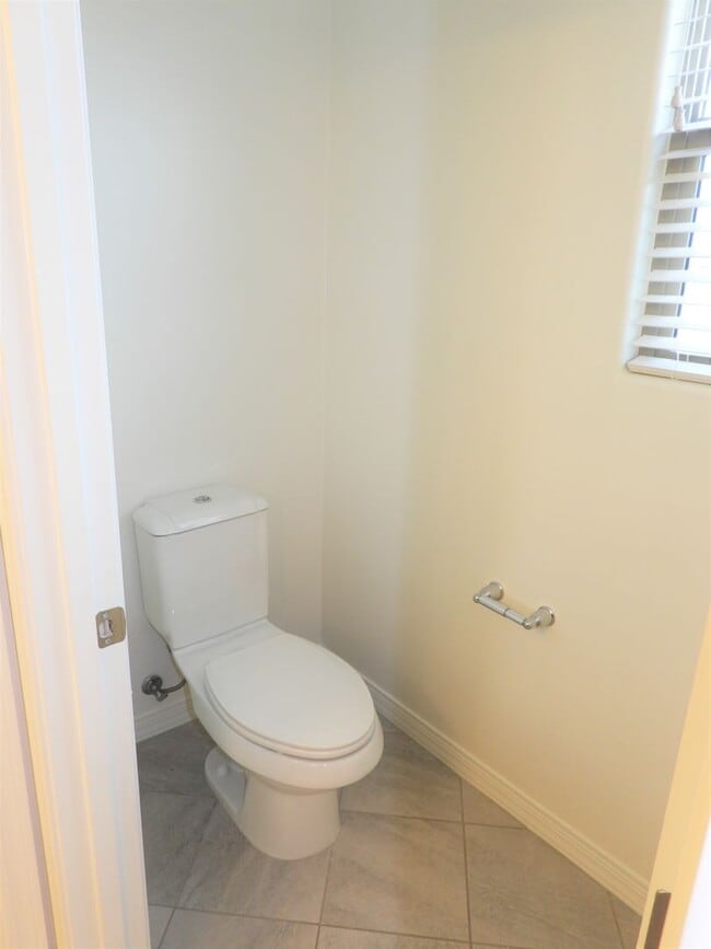 Building Photo - 4 Bedroom 2.5 Bathroom