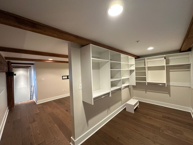 Building Photo - Desirable Nettleton rare vacancy massive  1Bd  2.5 bath with office/flex space , 2 parking space ...