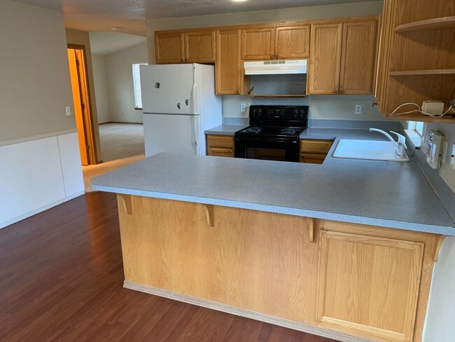 Building Photo - VIDEOTOUR: Amazing Newer South Salem Home! Great Location. PETS WELCOME