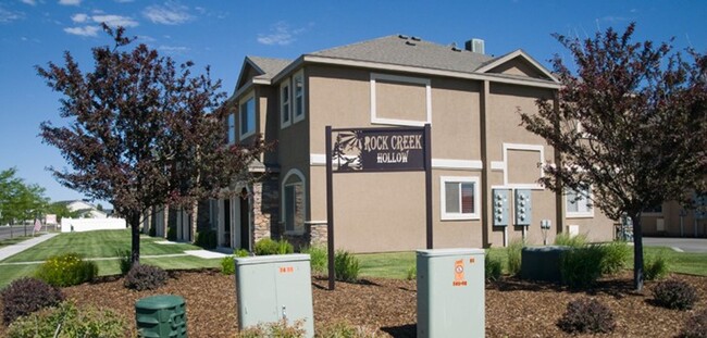 Building Photo - 3 Bed 2.5 Bath ROCK CREEK TOWNHOME in Rexb...