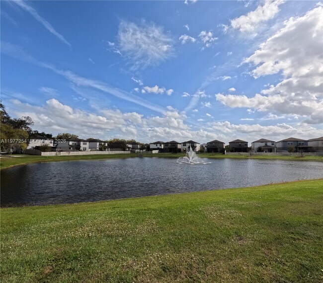 Building Photo - 2647 E Lake Pointe Dr
