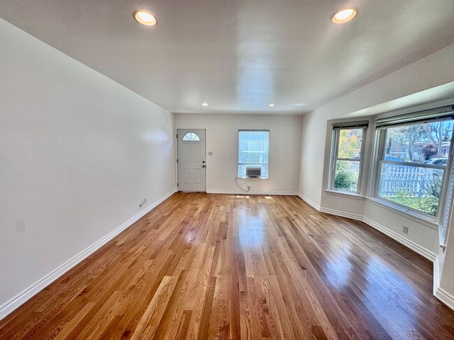 Building Photo - 2458 Ocean Park Blvd