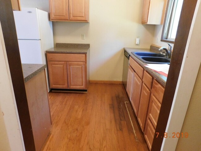 Building Photo - Beautiful 2 Bedrrom, 1.5 Bathroom Condo