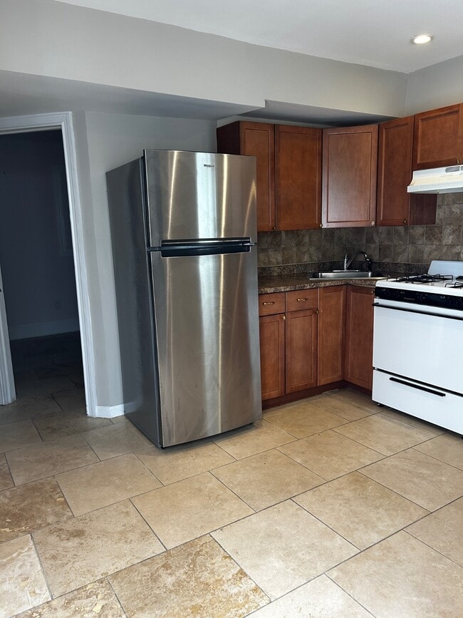 Primary Photo - 183 Merrill Ave