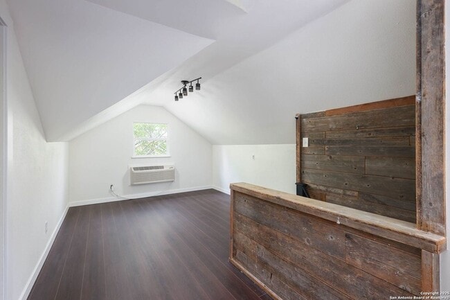 Building Photo - 418 W Rosewood Ave