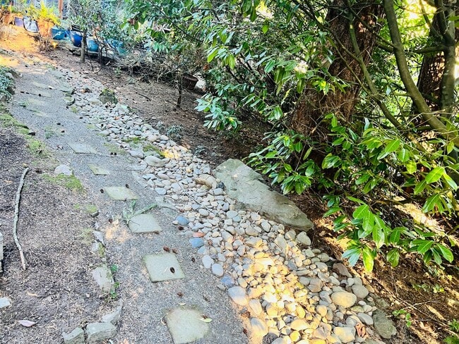 Building Photo - Amazing Attached Home in Lake Oswego is a Must See!