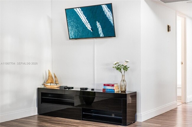 Building Photo - 100 Lincoln Rd