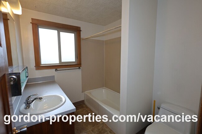 Building Photo - SE Cedar Ave - Single level 2 bedroom unit in duplex